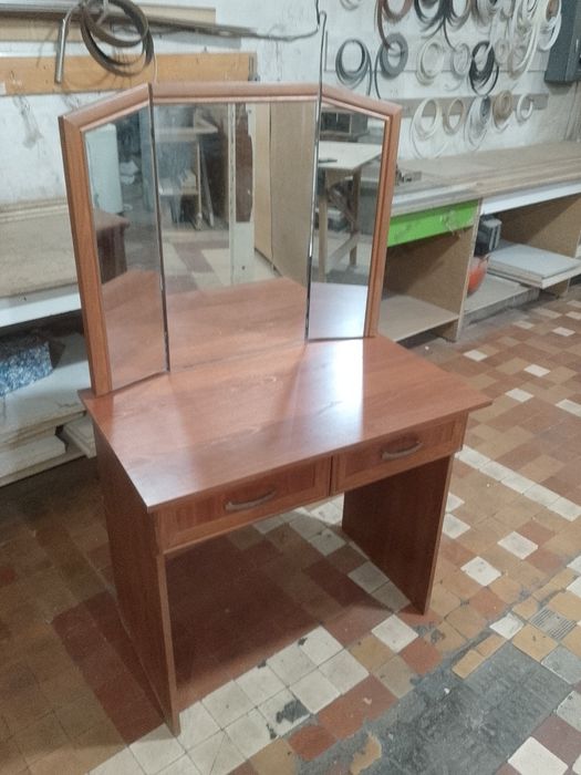 Продам туалетный столик