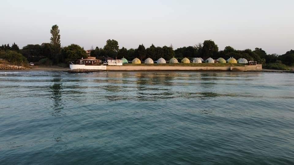 Бунгала на брега на морето