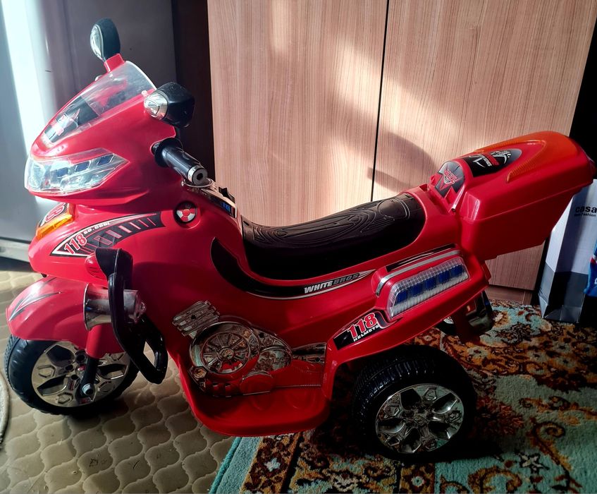 Motocicleta electrica roșie
Caracteristici Pedala unica pentru acce