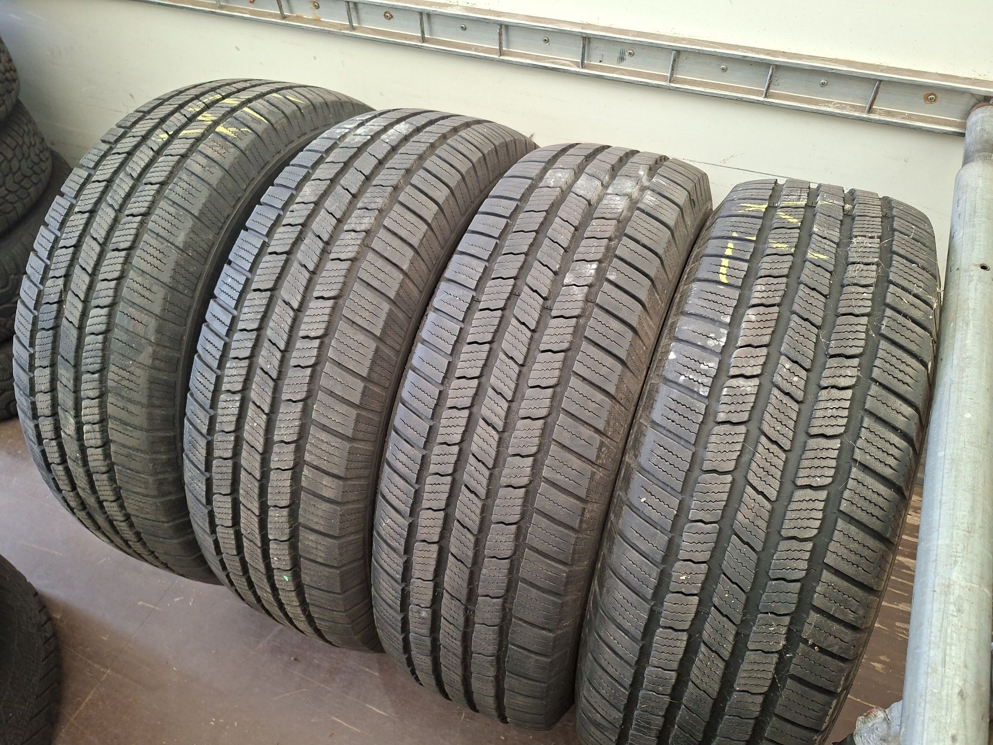 4 броя 235 70 16 michelin
