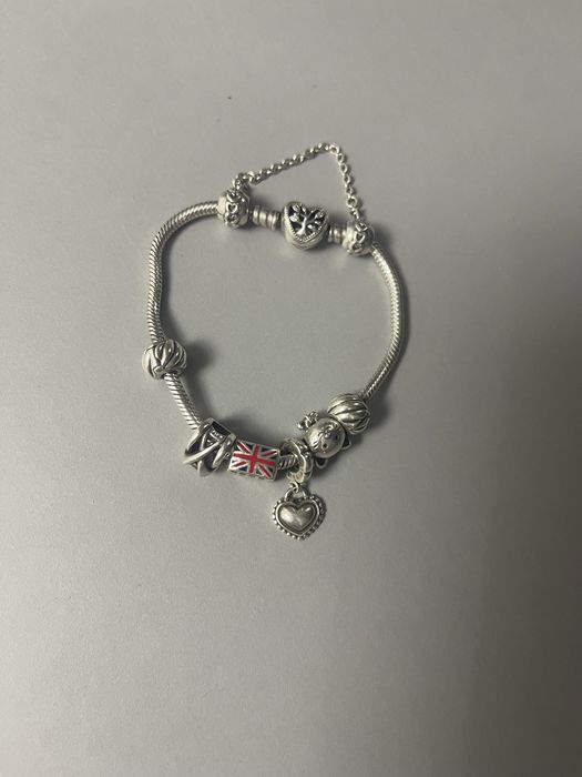 Vand bratara cu charm-uri Pandora