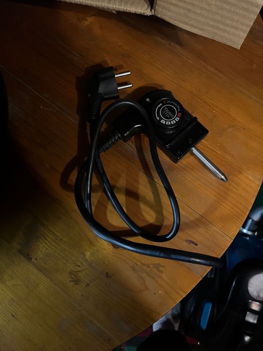 Продавам ел.керамичен тиган