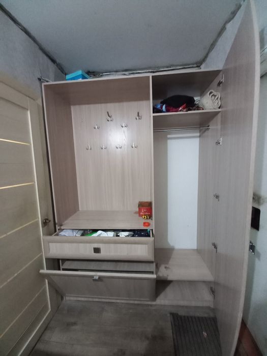 Шкаф в прихожую в хорошем состоянии