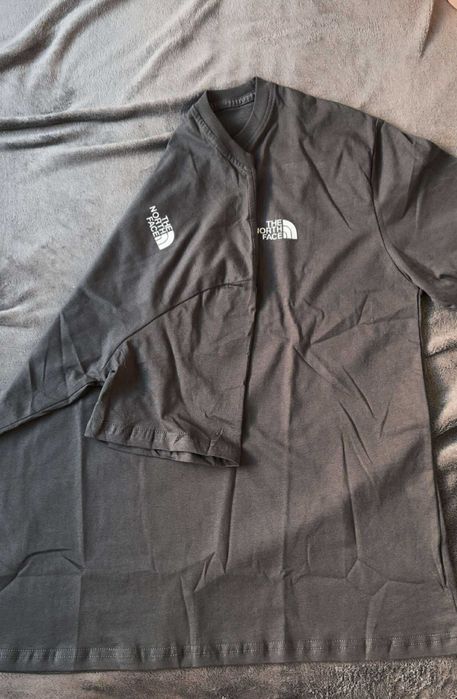 Pantaloni scurti si tricou The Nord Face