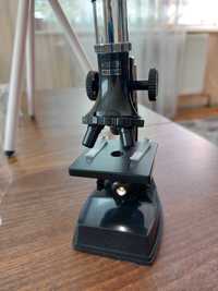 Микроскоп нов със стойка и всички аксесоари , за дечица-  лаборанти.