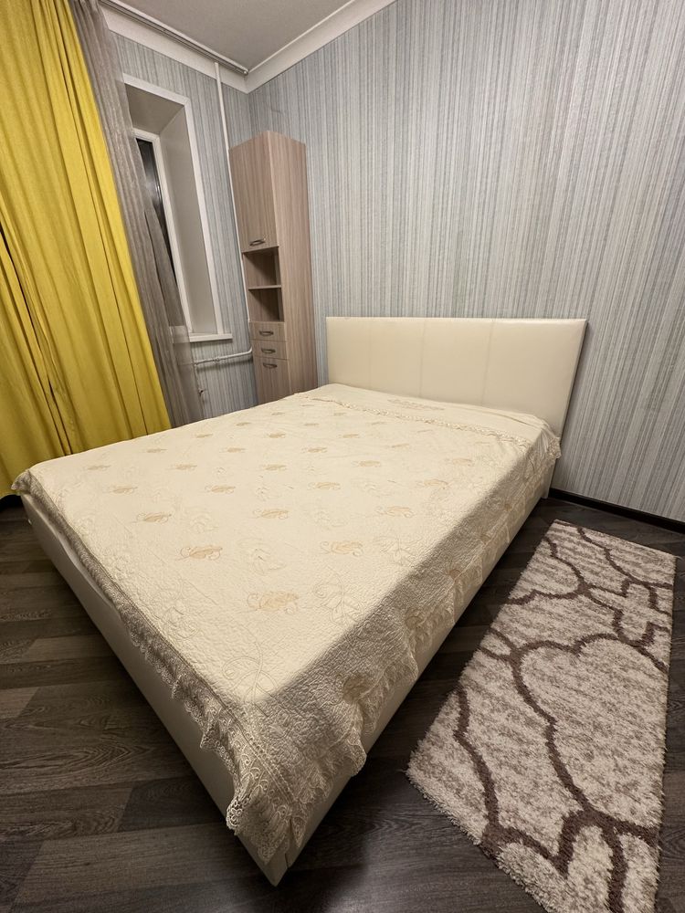 Продам двуспальную кровать с матрасом