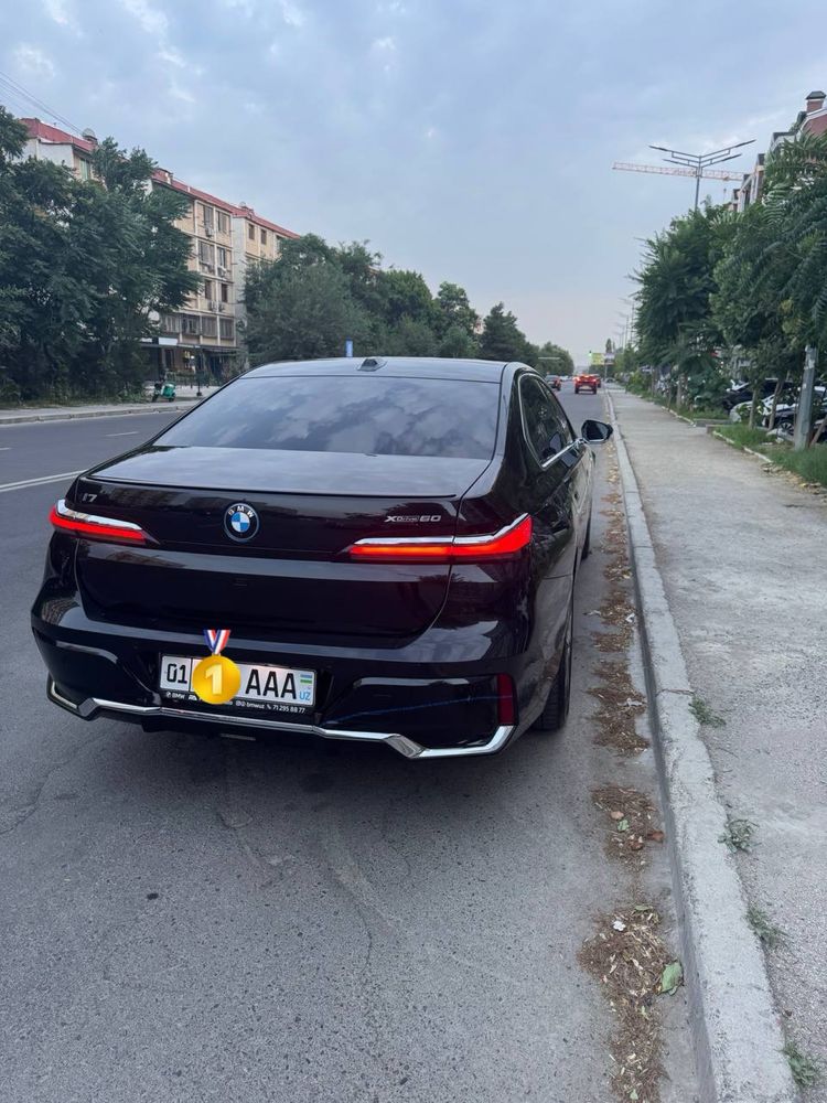 Автомобиль представительского класса BMW i760