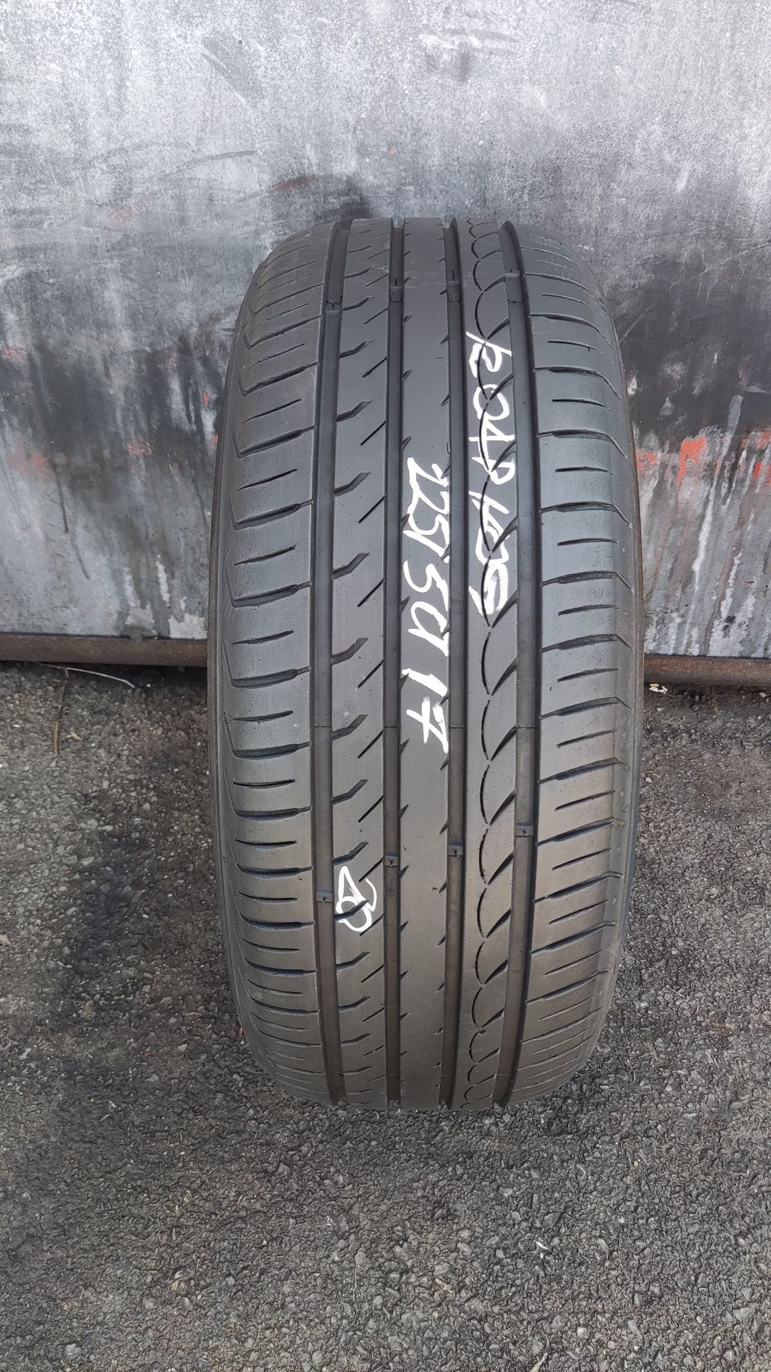 1бр. лятна гума 225/50/17 Roadhog
dot4320
7.6mm
Добро състояние на гум