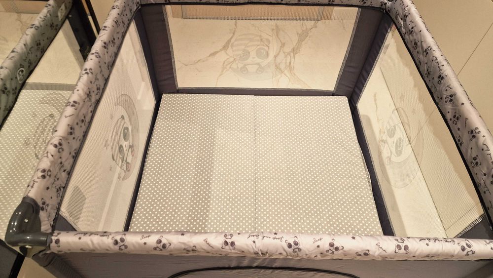 Детска кошара с матраче, подходяща за спане и игра