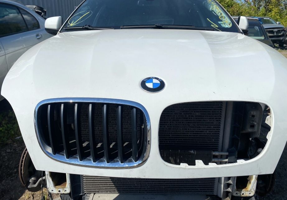 Продавам преден капак BMW X5 X6 E70 E71 перфектен