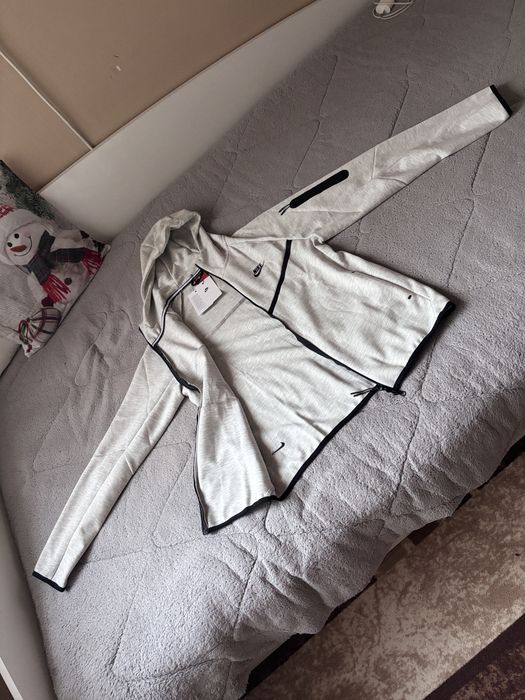 Чисто Нов !!! Nike tech fleece, ЗАКУПЯХ ГО ОТ ВЧЕРА 4 ДЕКЕМВРИ!!!