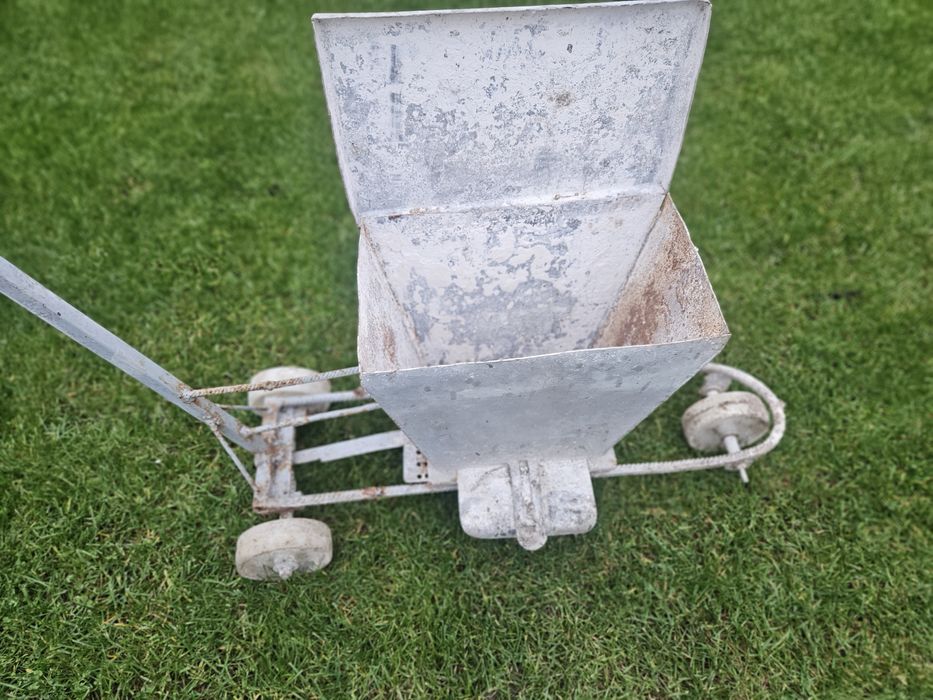 Masina de trasat cu var , gazonul