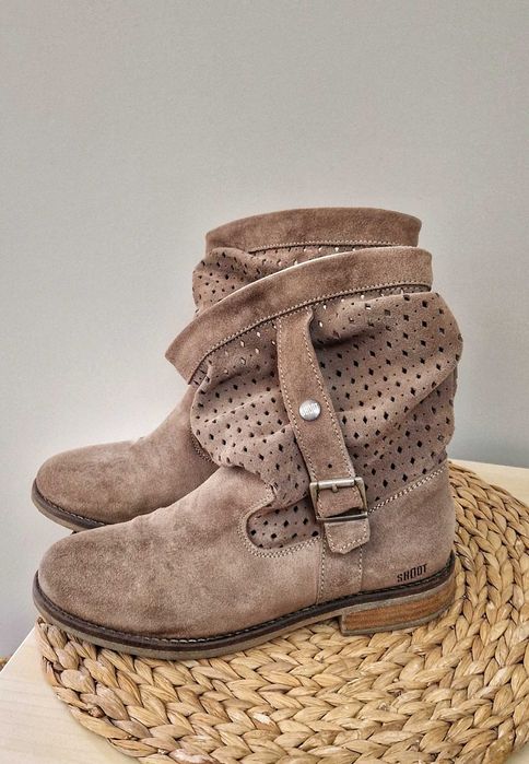 Бежови ботуши от естесвен велур Shoot