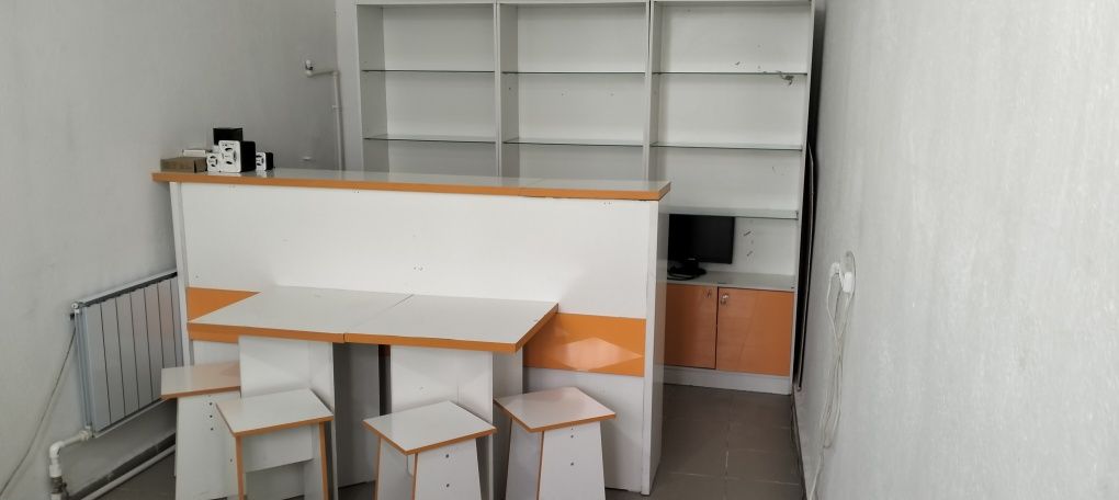 Продается шкаф с 4 стульями и 8 табуретки компью. стол мягкий кресло