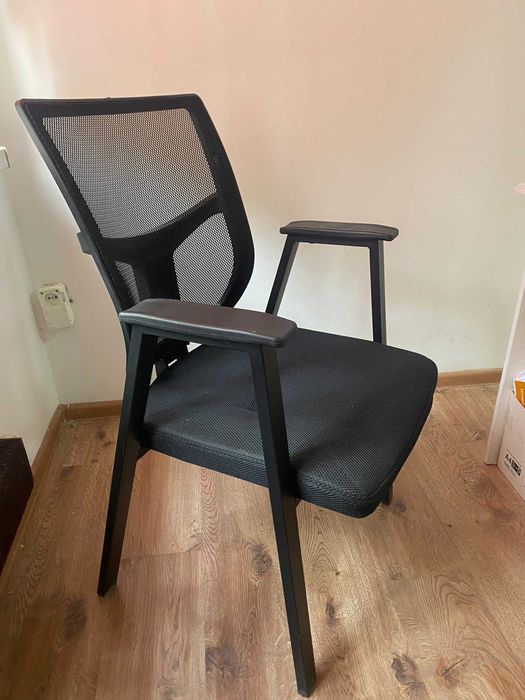 Офисный стул в хорошем состоянии