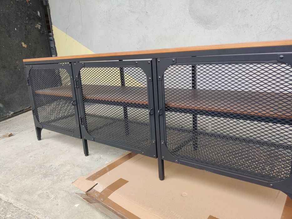 Mobilier terasa cu usi metalice perforate