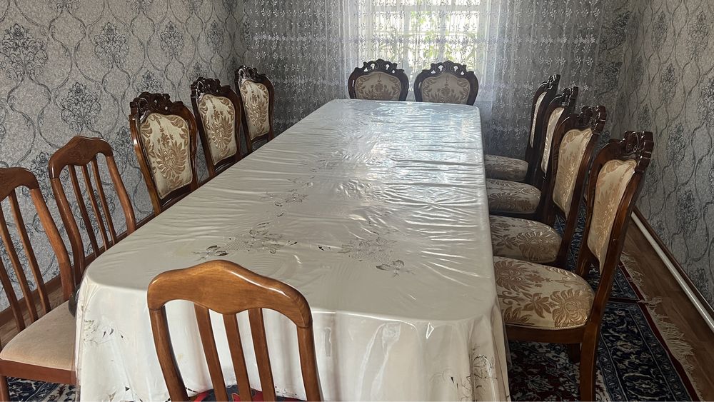 Стол и стулья в хорошем состояний