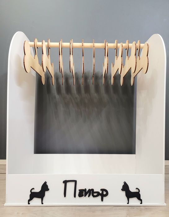 Дървена закачалка за кучешки дрешки.