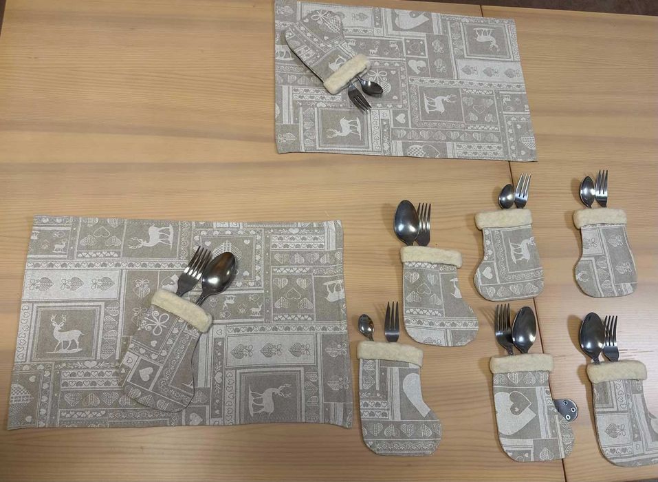 Комплект коледна покривка, подложки и ботушчета