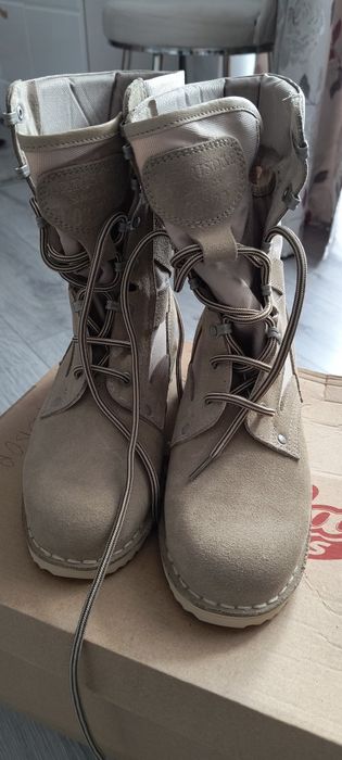 Vând două perechi de bocanci militari