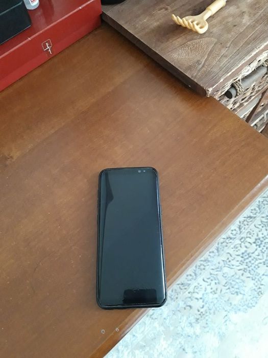 Продам samsung Galaxy S8 +в идеальном коробка документы всё есть в на