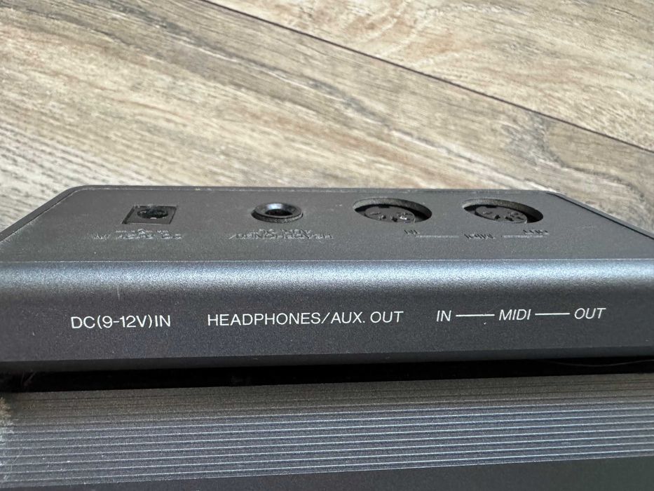 Синтезатор,пиано  YAMAHA PSR-300