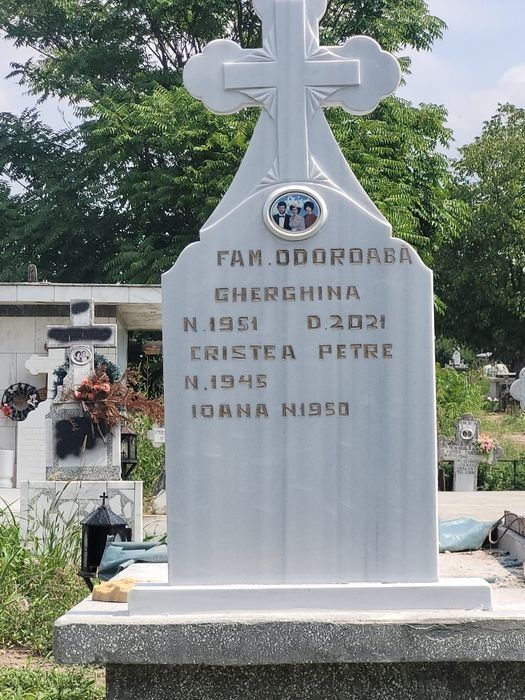 Vând monumente funerare din mozaic scrisull și transportul gratuit