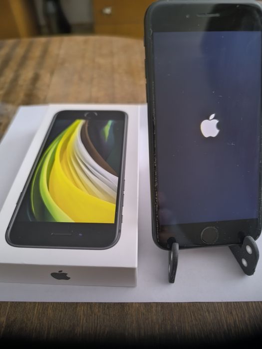 Продавам iPhone SE 2020
