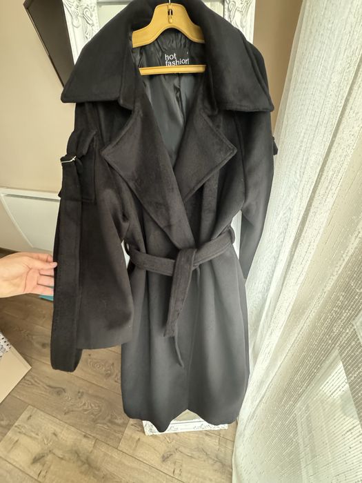 Черно дамско палто с вълна