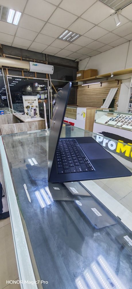 MacBook Air 15.6 M4.  16/256 в идеальном состоянии