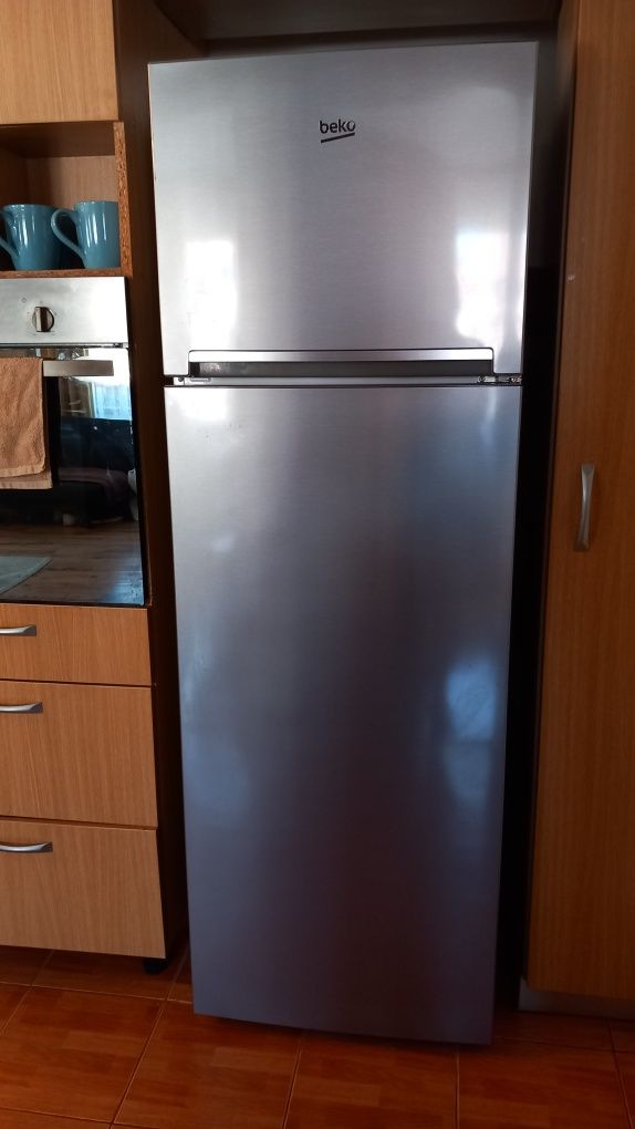 Vindem frigider Beko