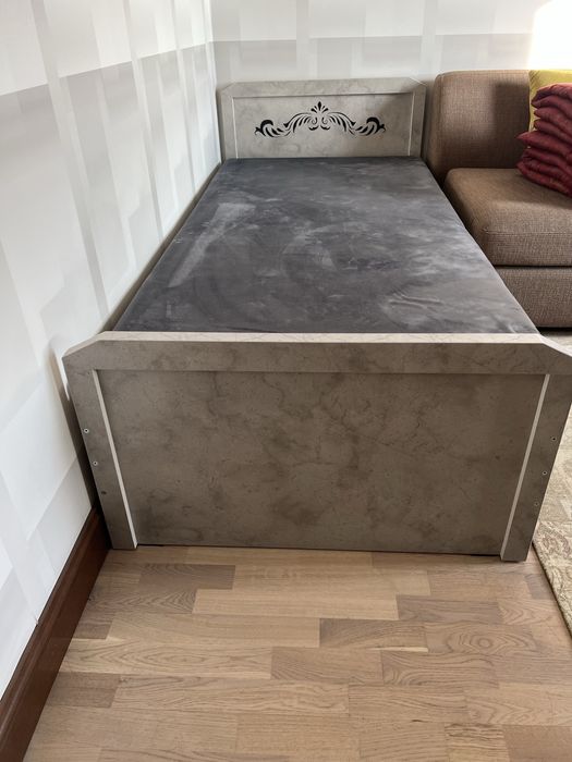 Продам новую кровать с полкпми внизу