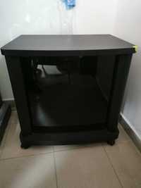 Черно Tv шкафче на колела с витрина