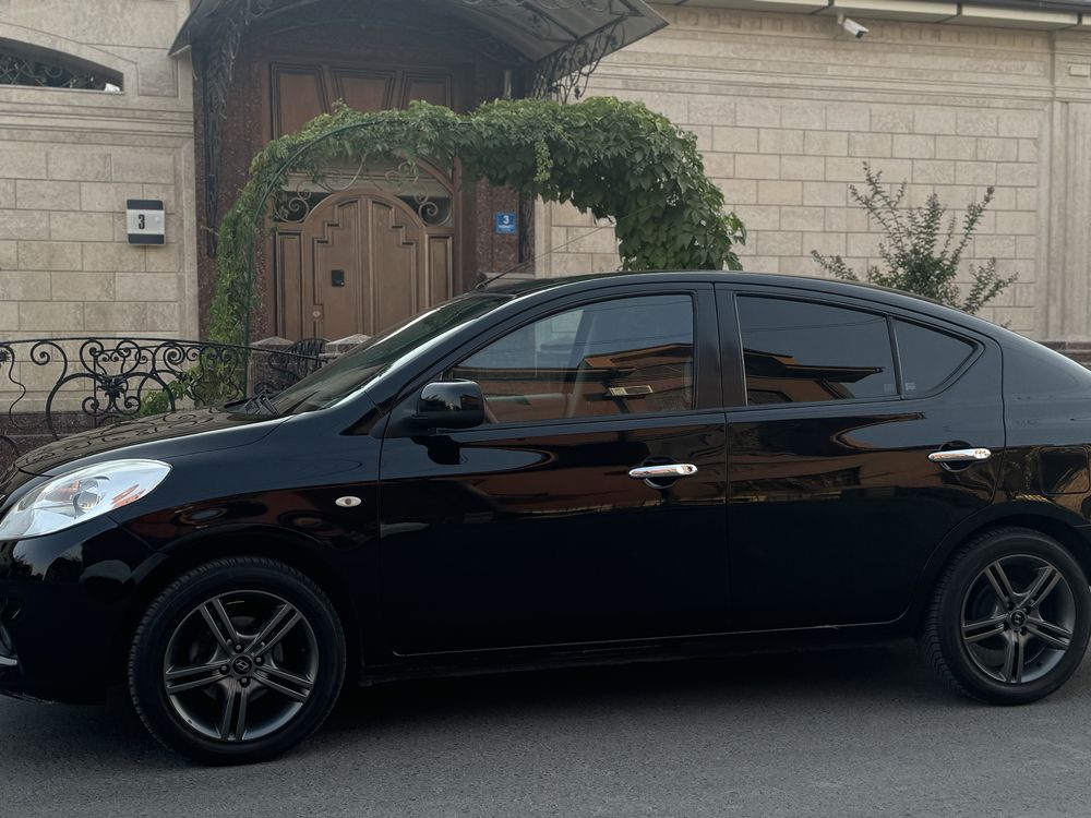 Срочно продам Nissan Sunny 2013 года в идеальном состоянии краска 100%