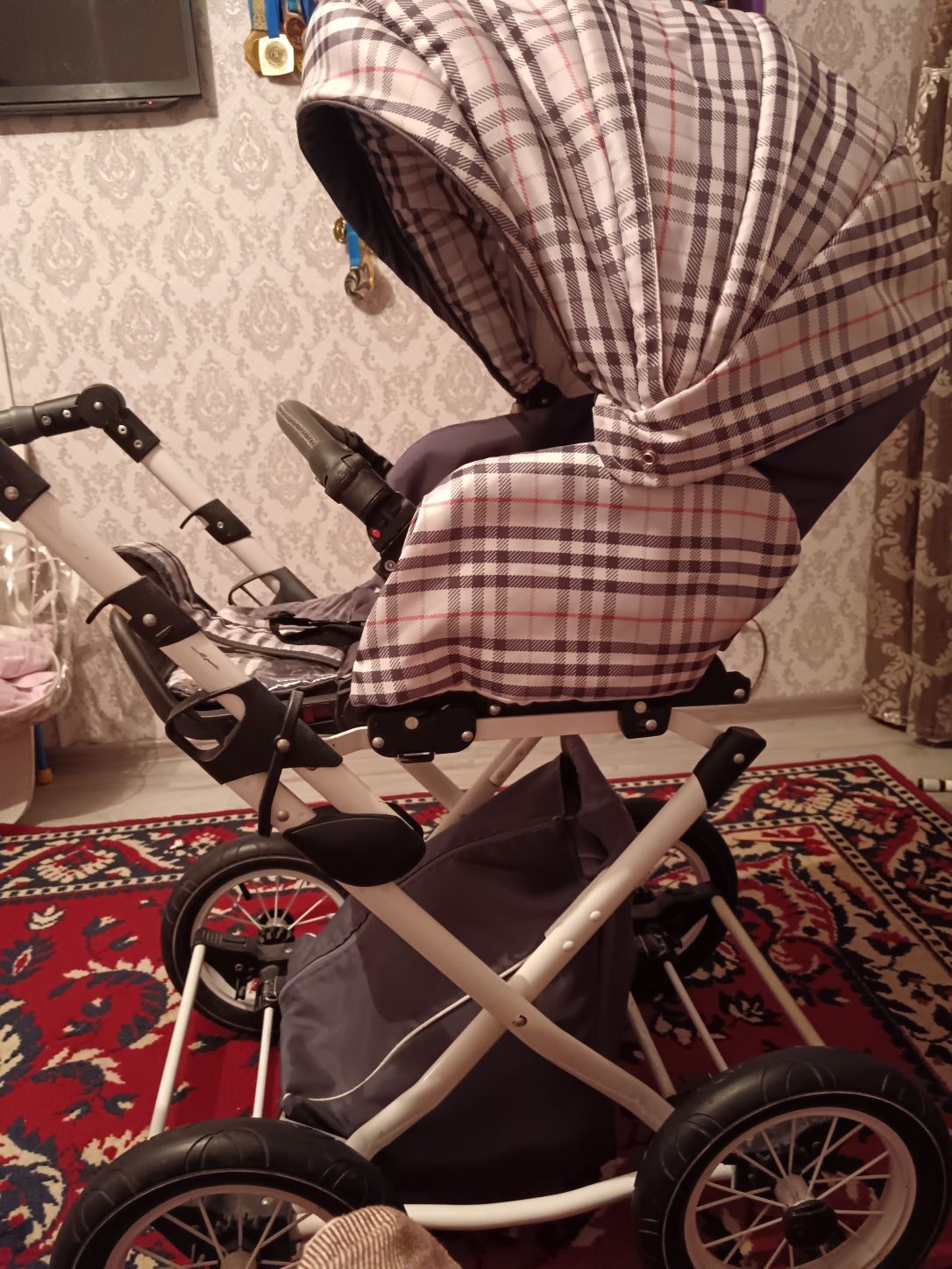 Детская коляска для новорождённого  имеется люлка и прогулочные блок.