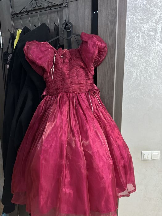 Поатье перчатки . Нарядное платье на девочку 4-6 дет