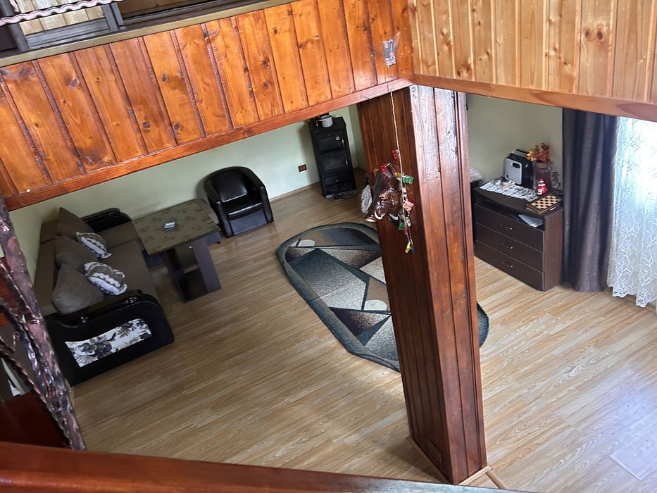 Vand casa cu etaj intr-o zona linistita