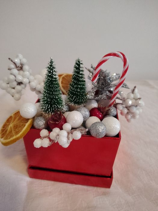 Aranjament Crăciun Premium – Iisus Prunc, decor alb-roșu, cadou deoseb