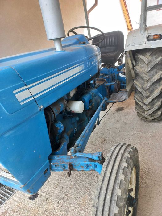 Vand Tractor Ford 3000 in 3 pistoane, 2900cm³,48 de cai,cutie 2 manete