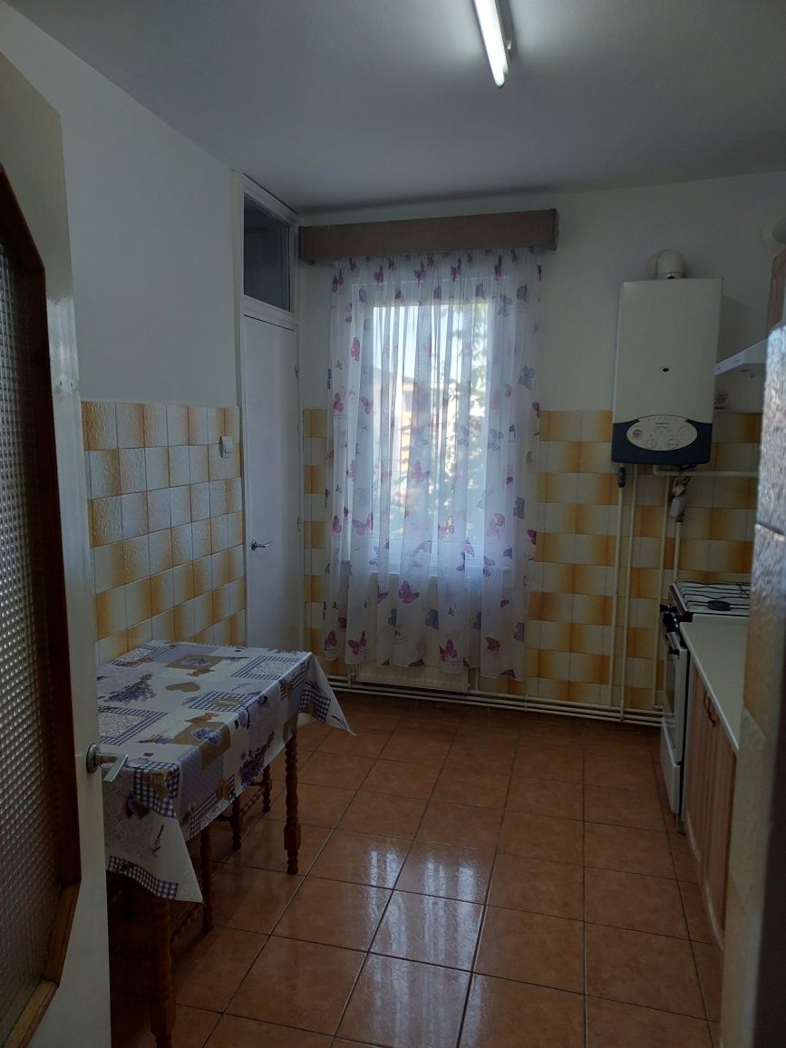 Apartament cu 3 camere de inchiriat