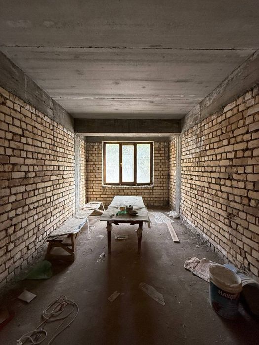 Vokzalda karopka kvartira sotiladi 49 kvadrat