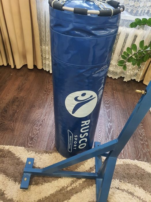 Продам новую боксерскую грушу!Вместе с креплением !Готовый комплект!