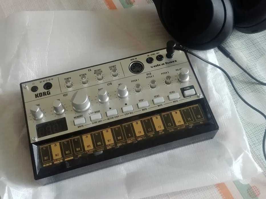 Korg Volca Bass – аналогов бас синтезатор, пълен комплект