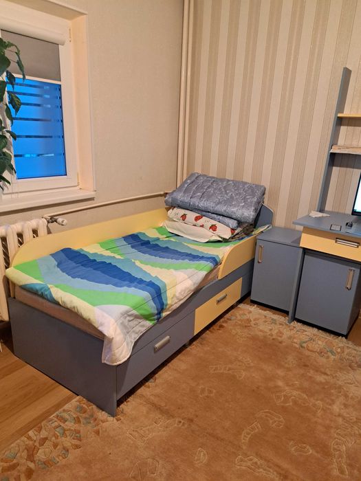 2 paturi 90x200, 2 noptiere, masa birou