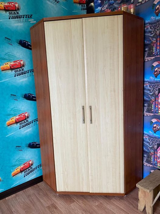 Продам Вместительный Угловой Шкаф Б/У (Под Дуб/Венге). Экономия Места!