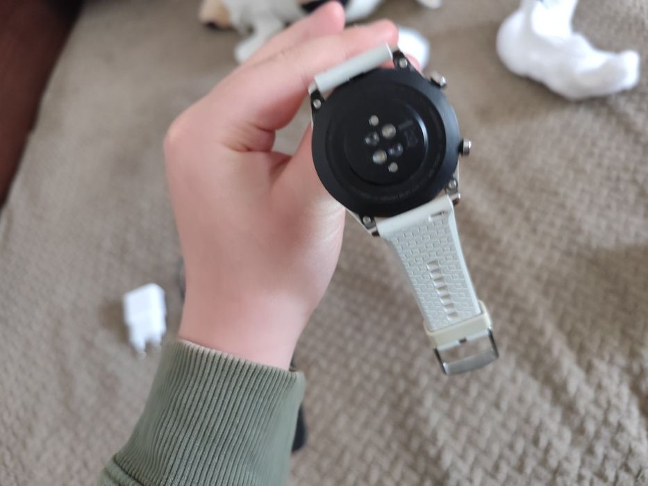 Vând urgent ceasuri amândouă functionabile