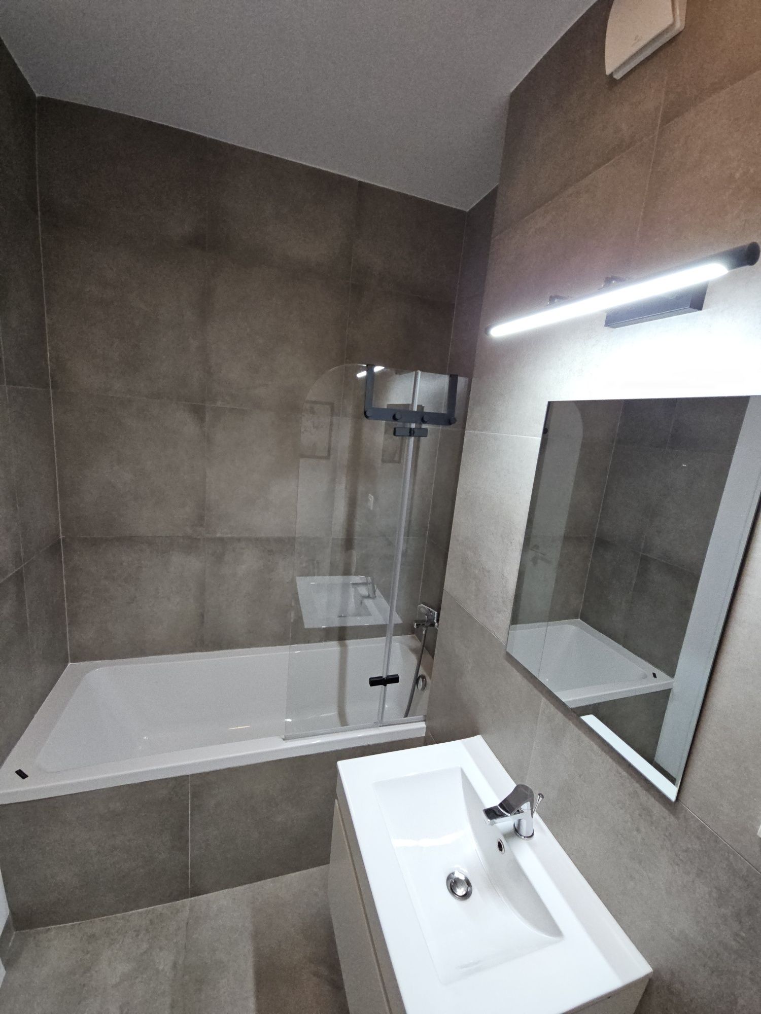 Vând apartament 3 camere mobilat și utilat + parcare în Silk District