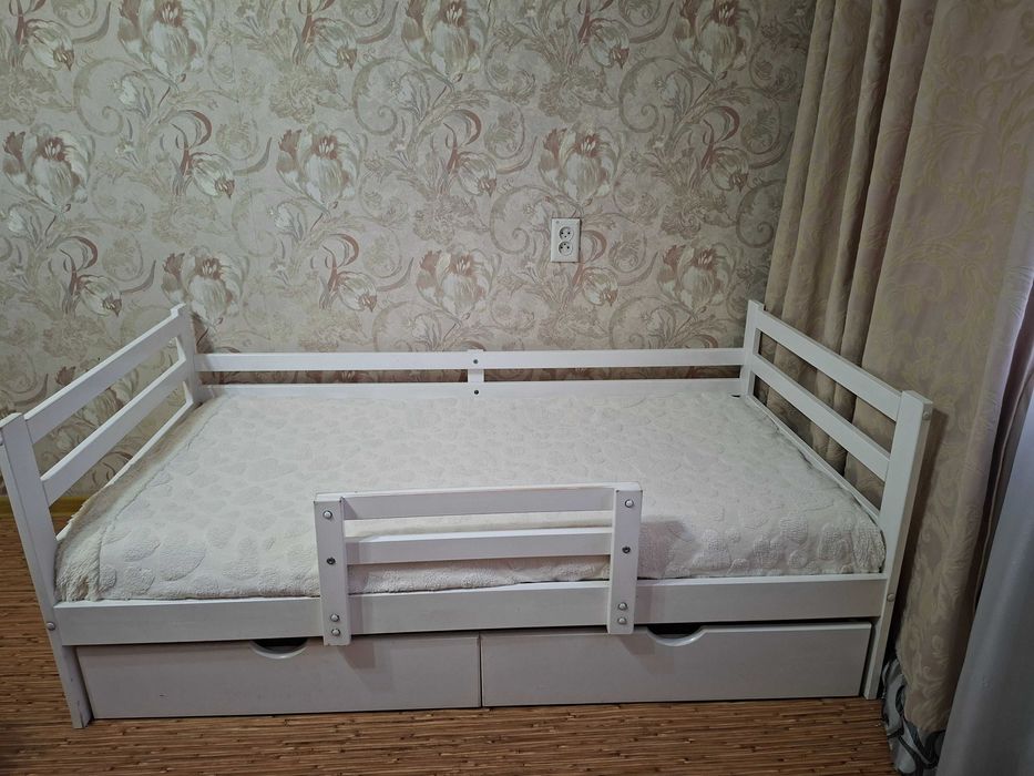 Детская кровать с бортиком