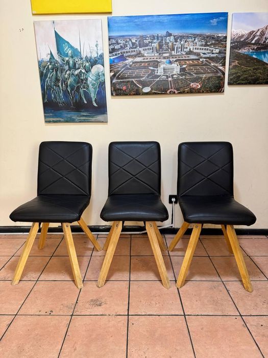 Кожаные стулья черные