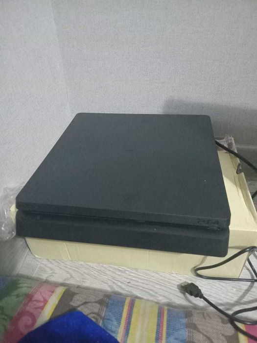 Продам Playstation 4 и переносной монитор Xtreon.